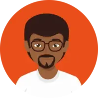 Man, donkere huid, donkerbruin haar, sikje, bril, wit shirt